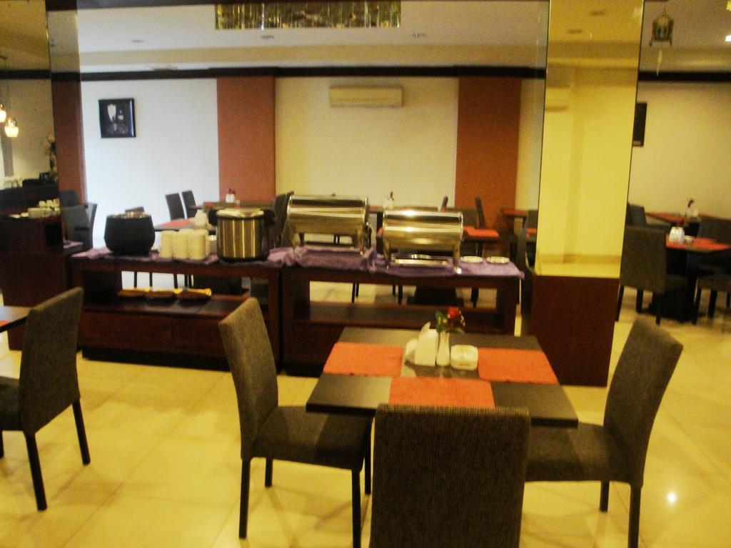 Imperial Hotel Kendari Bagian luar foto