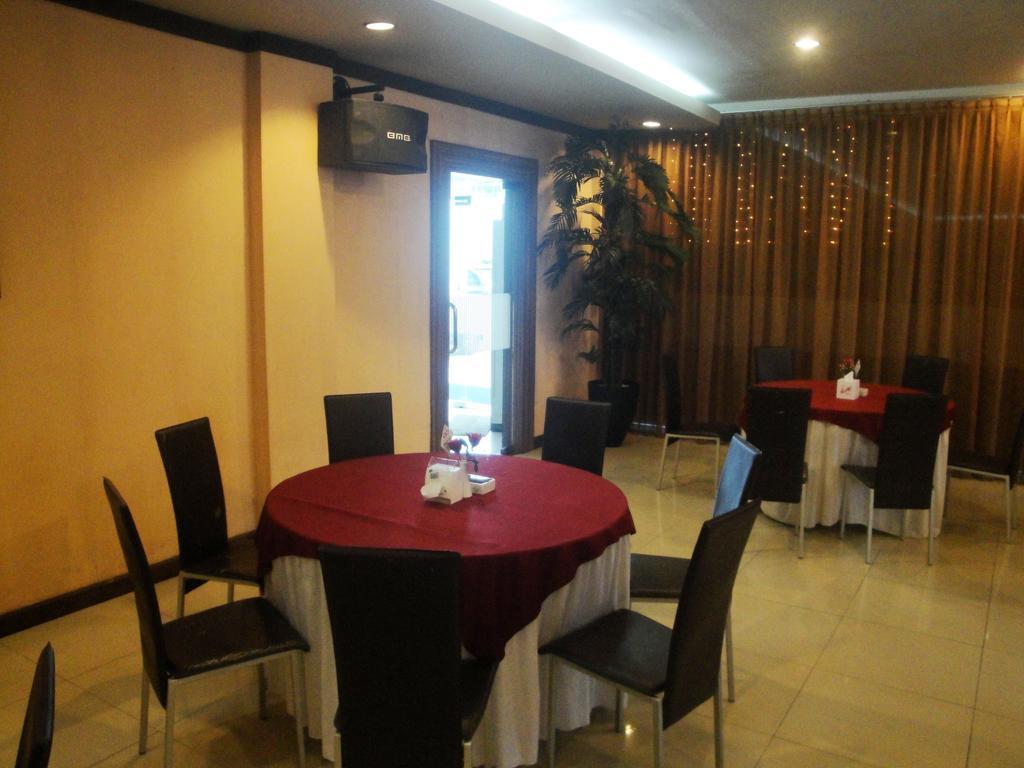 Imperial Hotel Kendari Bagian luar foto