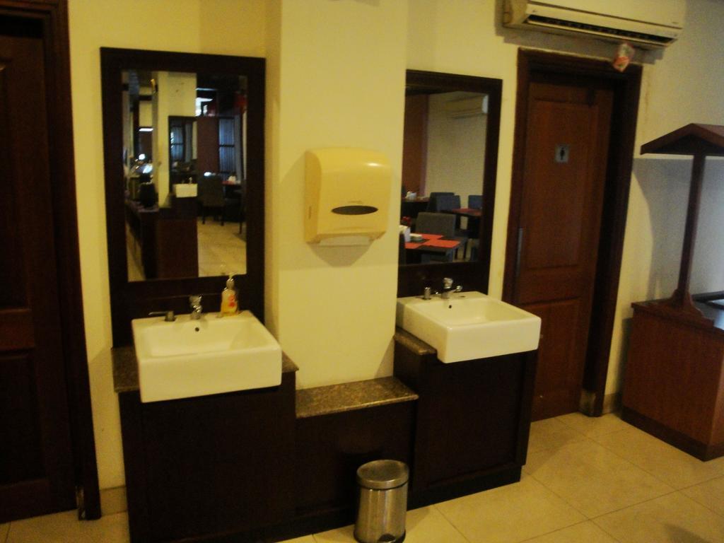 Imperial Hotel Kendari Bagian luar foto