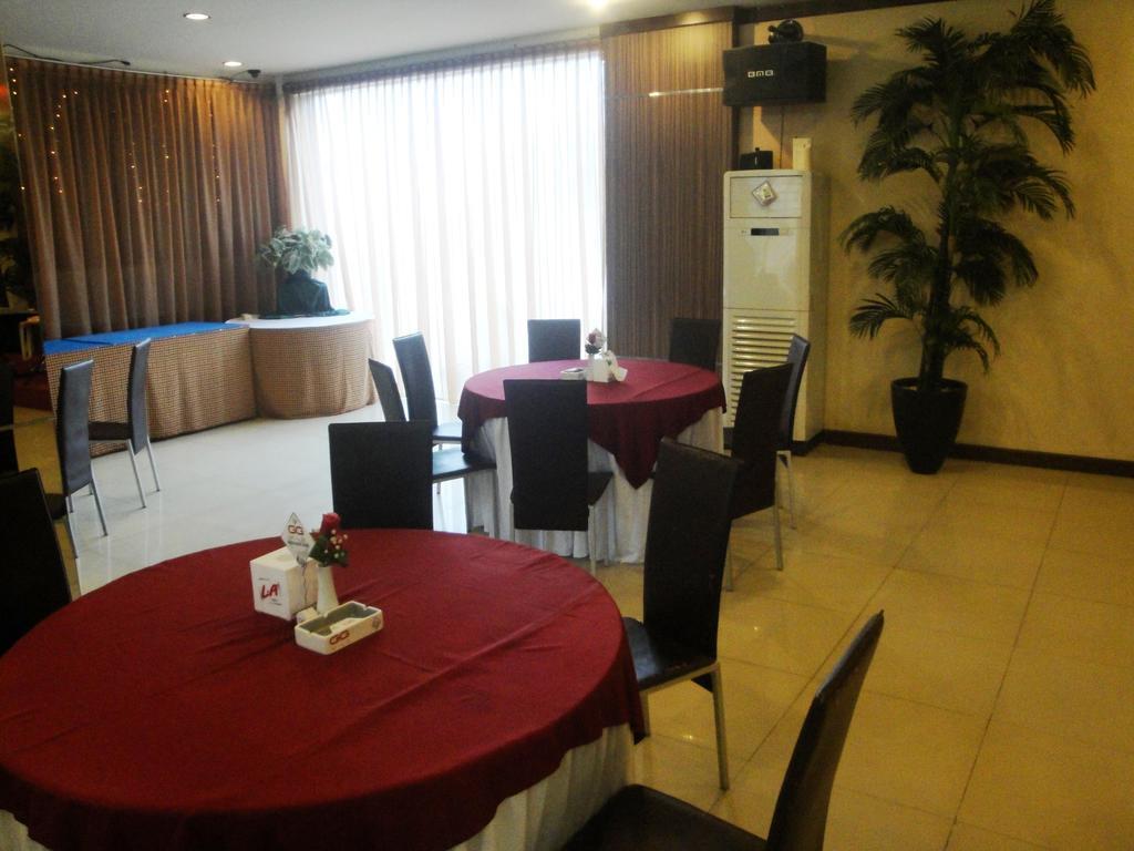 Imperial Hotel Kendari Bagian luar foto