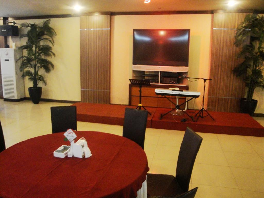 Imperial Hotel Kendari Bagian luar foto