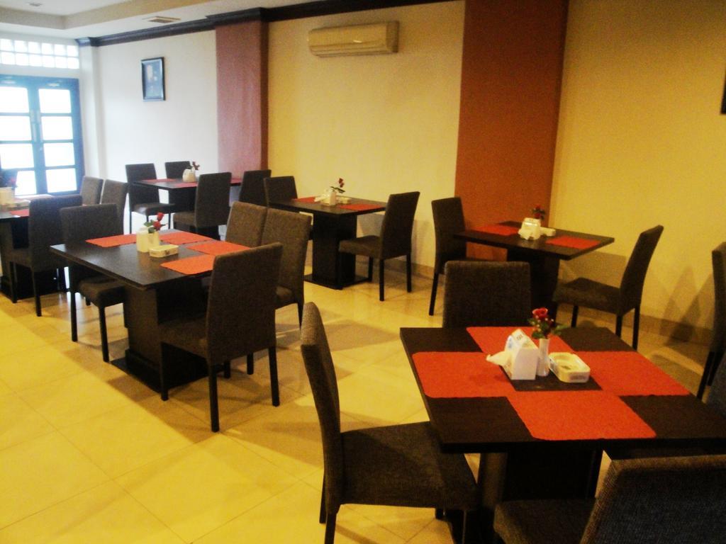 Imperial Hotel Kendari Bagian luar foto