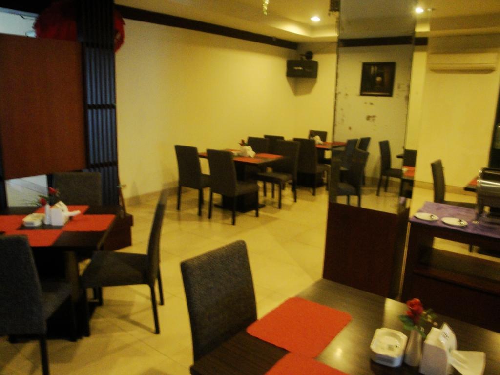 Imperial Hotel Kendari Bagian luar foto