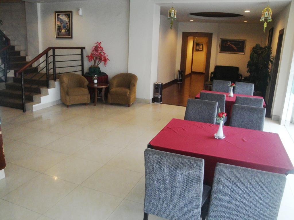 Imperial Hotel Kendari Bagian luar foto