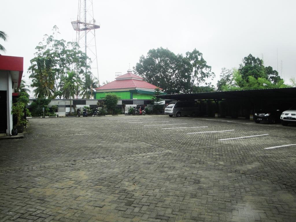 Imperial Hotel Kendari Bagian luar foto