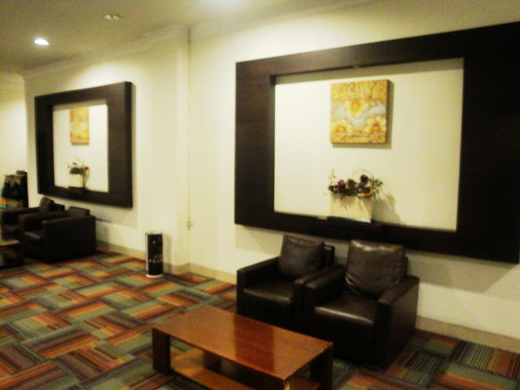 Imperial Hotel Kendari Bagian luar foto
