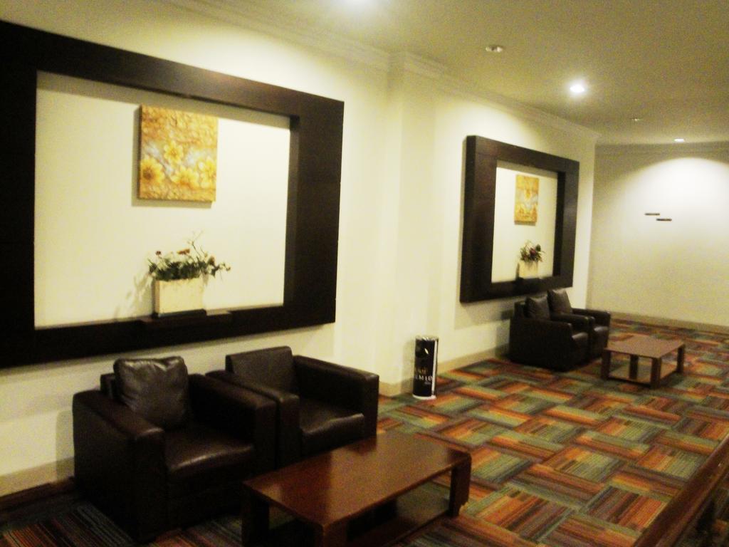 Imperial Hotel Kendari Bagian luar foto