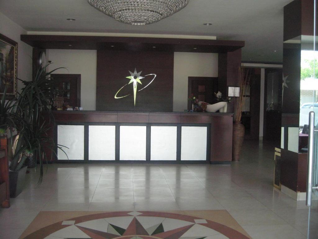 Imperial Hotel Kendari Bagian luar foto