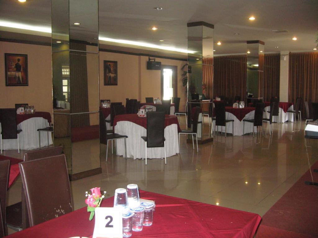 Imperial Hotel Kendari Bagian luar foto