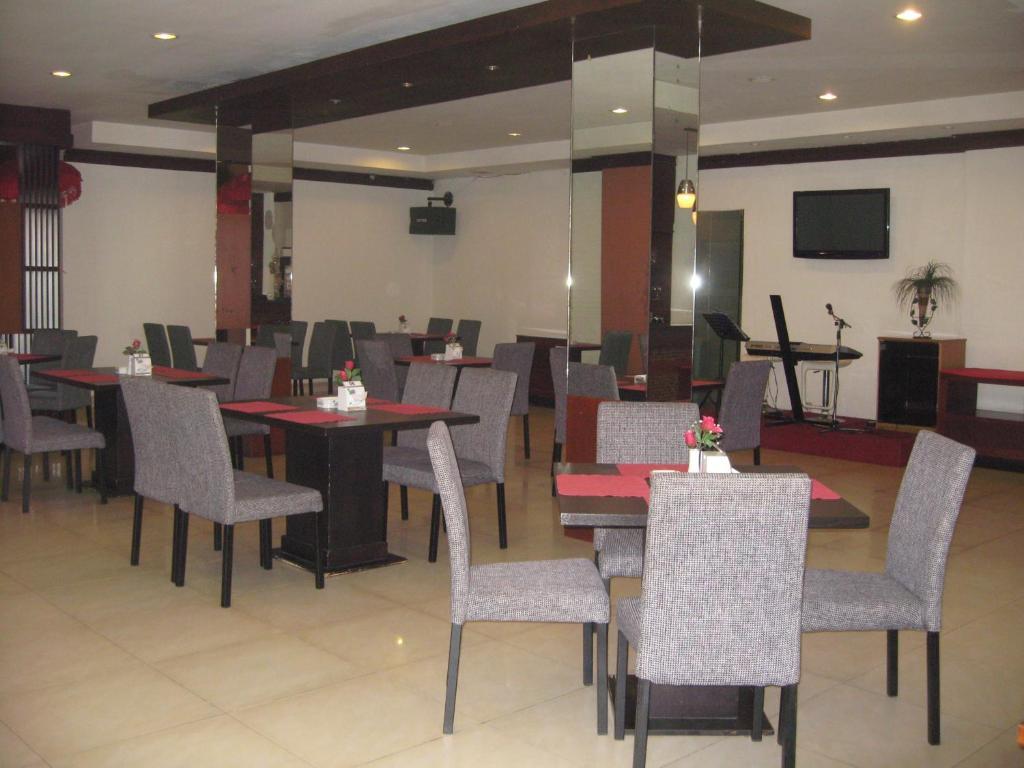 Imperial Hotel Kendari Bagian luar foto
