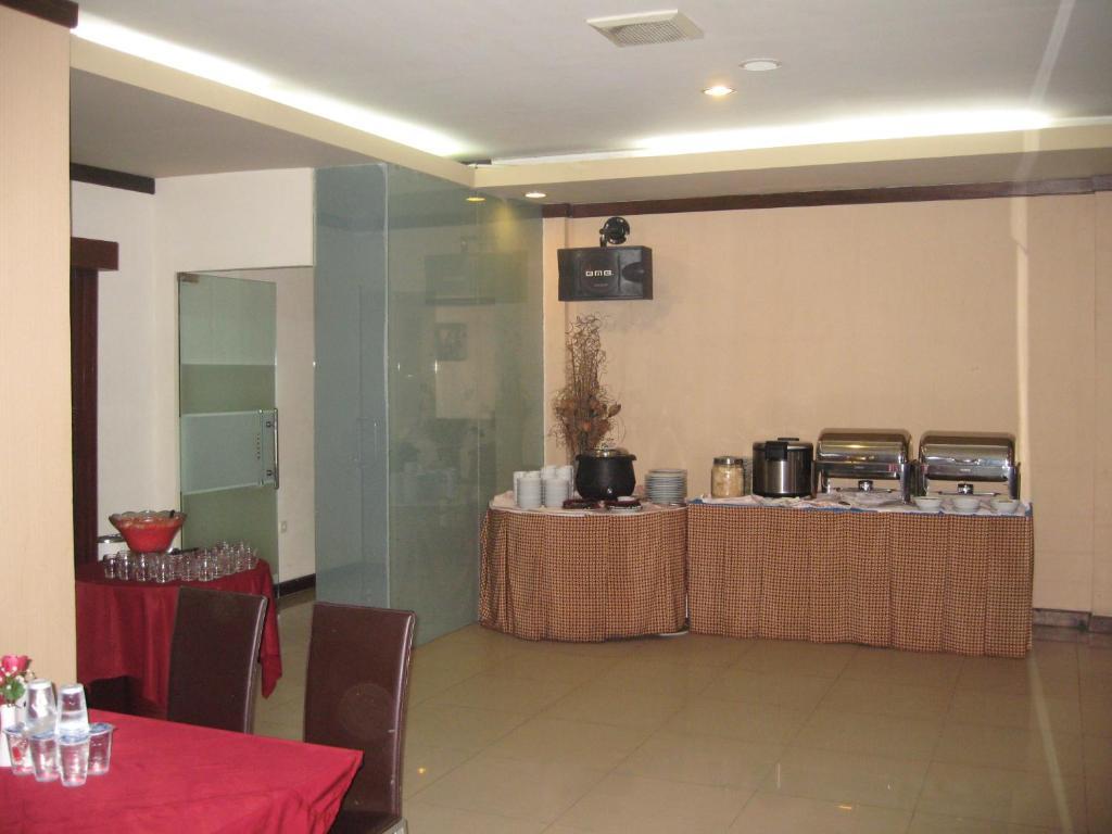 Imperial Hotel Kendari Bagian luar foto