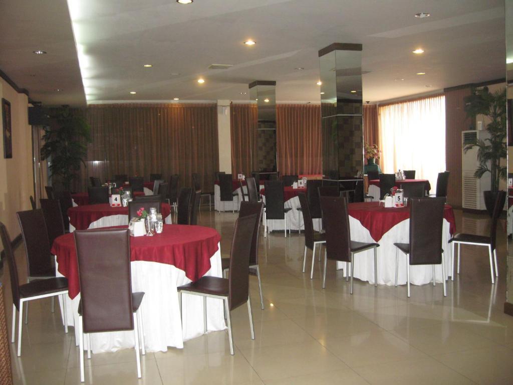 Imperial Hotel Kendari Bagian luar foto